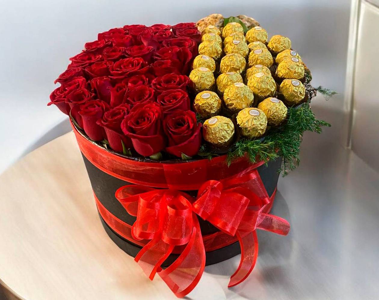 Caja dual de rosas y chocolates